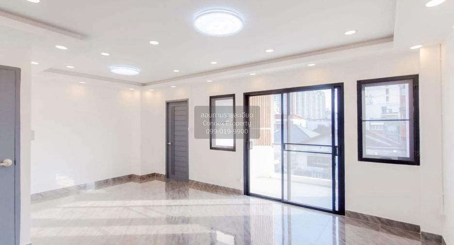 For sale 6 bedrooms townhouse in Huai Khwang, Bangkok