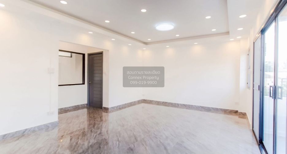 For sale 6 bedrooms townhouse in Huai Khwang, Bangkok