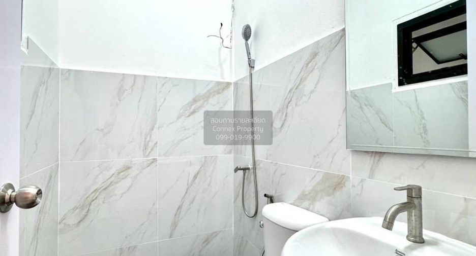 For sale 2 bedrooms townhouse in Mueang Samut Prakan, Samut Prakan