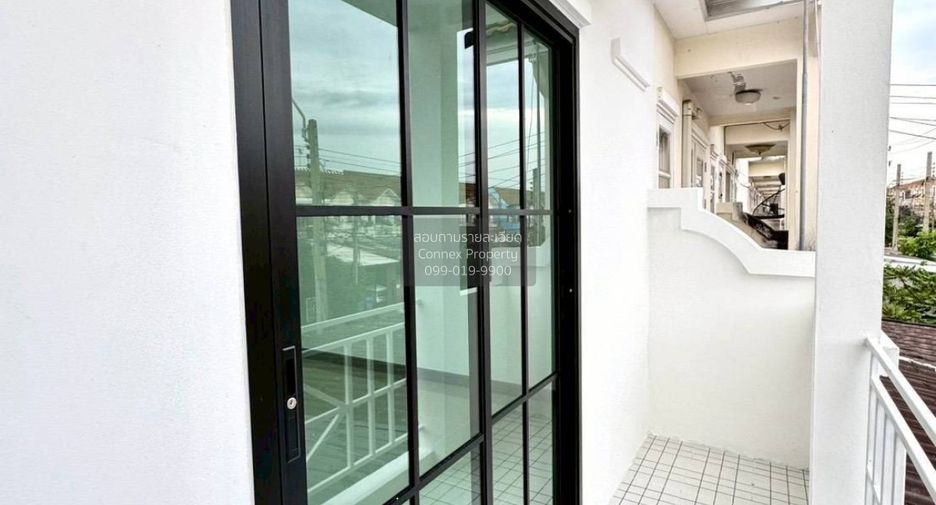 For sale 2 bedrooms townhouse in Mueang Samut Prakan, Samut Prakan