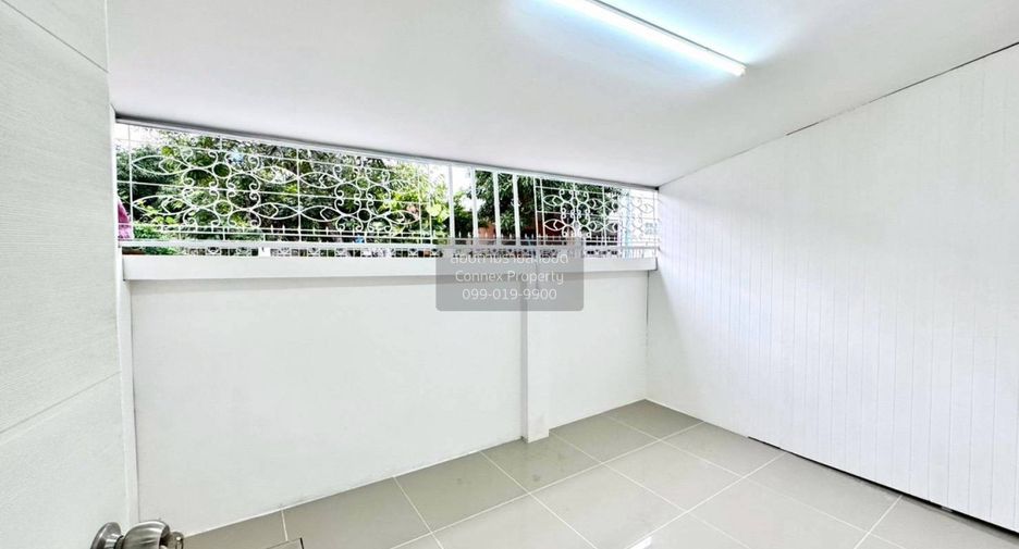 For sale 2 bedrooms townhouse in Mueang Samut Prakan, Samut Prakan
