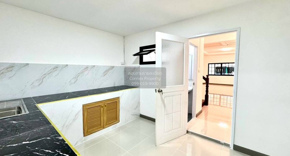 For sale 2 bedrooms townhouse in Mueang Samut Prakan, Samut Prakan