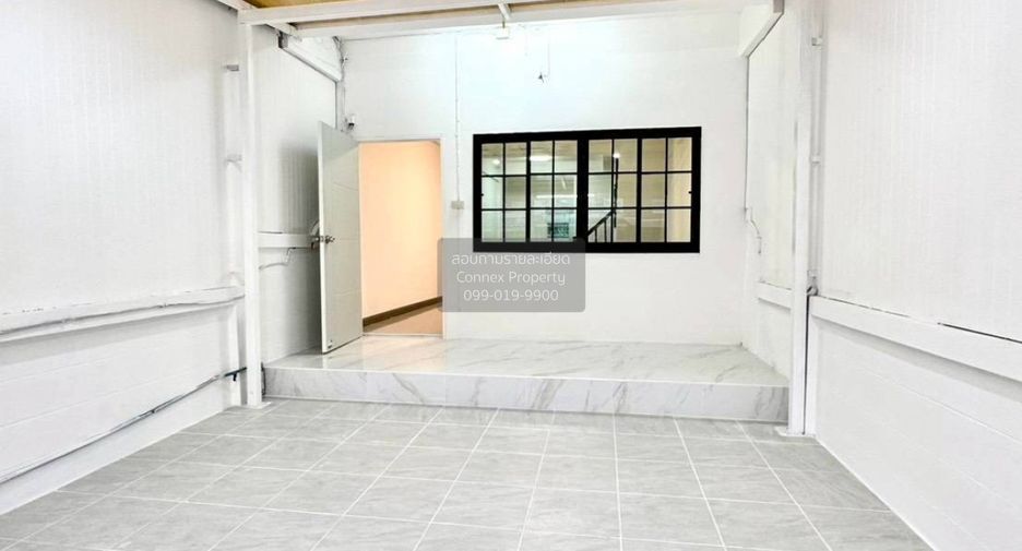 For sale 2 bedrooms townhouse in Mueang Samut Prakan, Samut Prakan