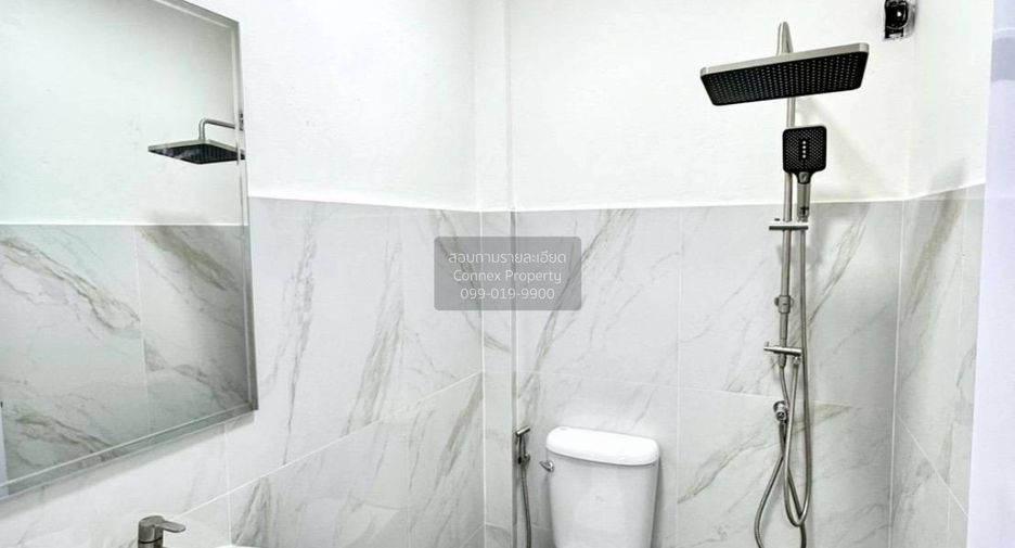 For sale 2 bedrooms townhouse in Mueang Samut Prakan, Samut Prakan