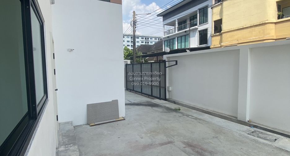 For sale 4 bedrooms townhouse in Bang Khen, Bangkok