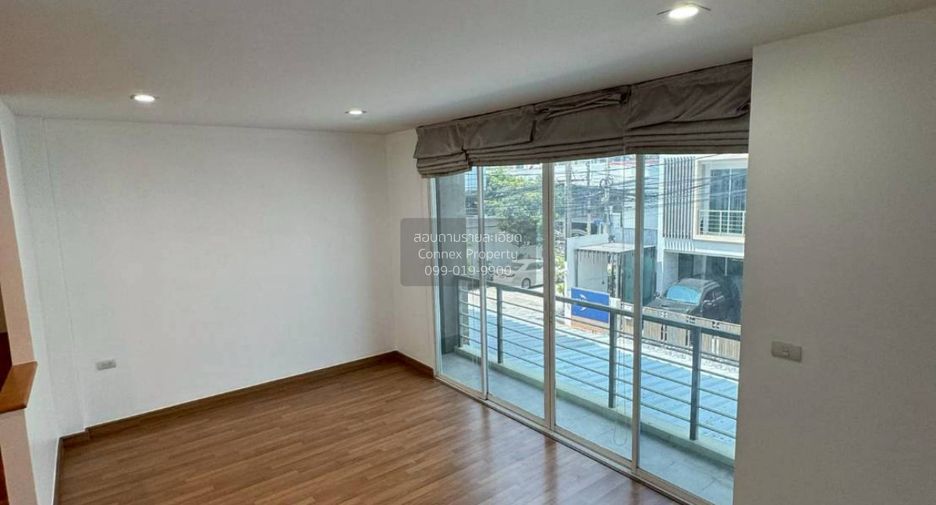 For sale 3 bedrooms townhouse in Chatuchak, Bangkok