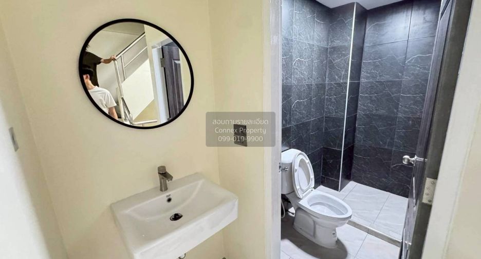 For sale 4 bedrooms townhouse in Wang Thonglang, Bangkok