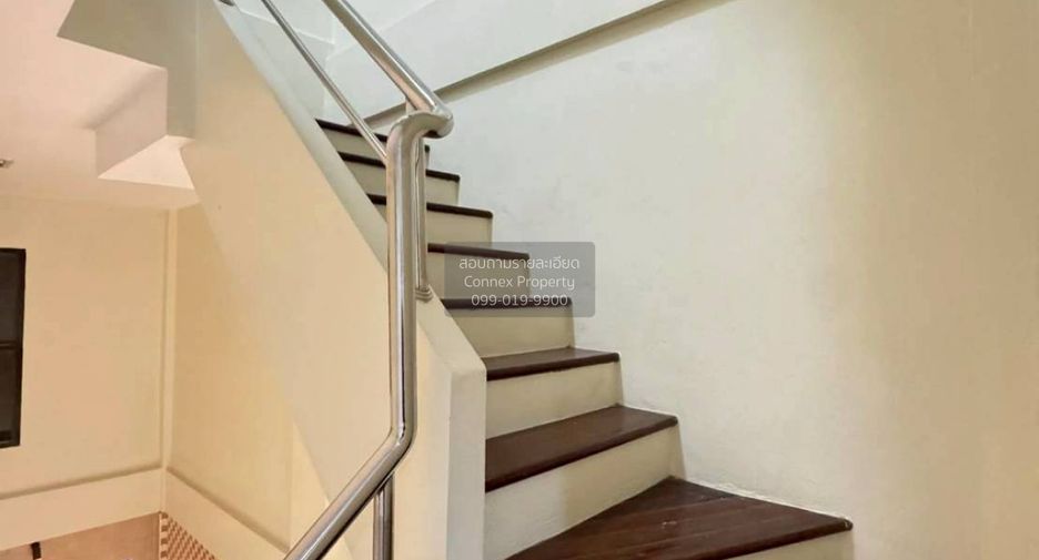 For sale 4 bedrooms townhouse in Wang Thonglang, Bangkok