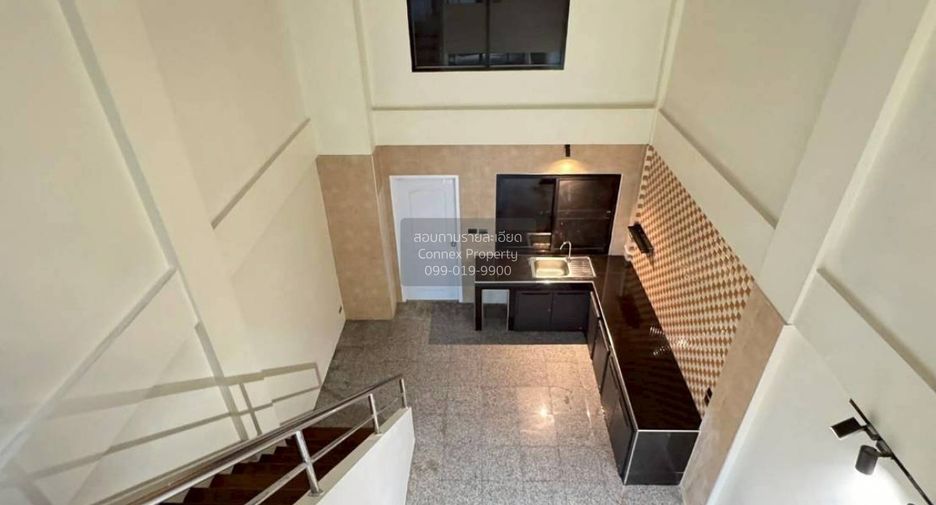 For sale 4 bedrooms townhouse in Wang Thonglang, Bangkok