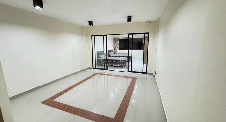 For sale 4 bedrooms townhouse in Wang Thonglang, Bangkok