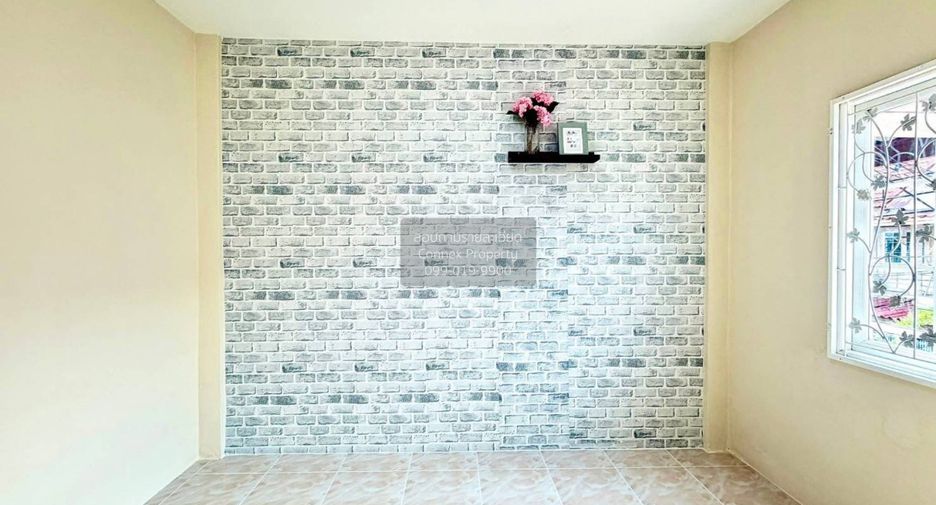 For sale 4 bedrooms townhouse in Mueang Samut Prakan, Samut Prakan