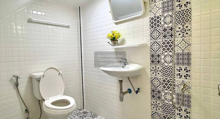 For sale 4 bedrooms townhouse in Mueang Samut Prakan, Samut Prakan