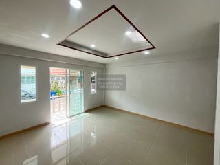 Casa adosada en venta de 3 habitaciones en Prawet, Bangkok