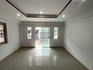 Casa adosada en venta de 3 habitaciones en Prawet, Bangkok