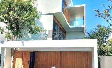For sale 3 bedrooms house in Saphan Sung, Bangkok