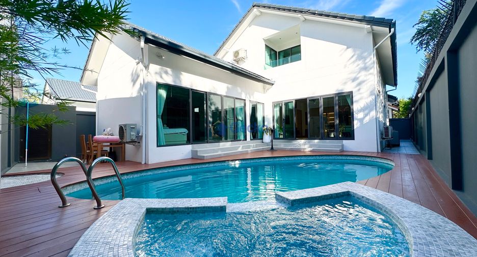 Casa en alquiler de 5 habitaciones en Bang Lamung, Chonburi