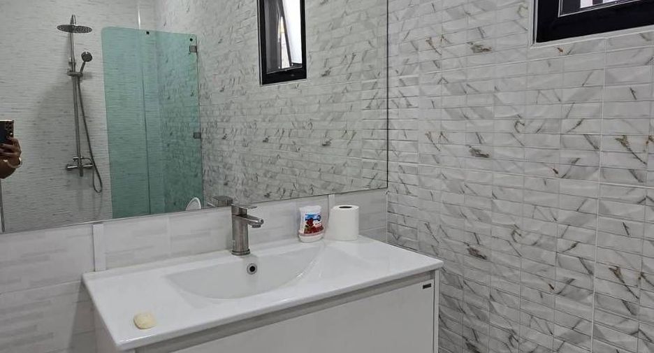 À vendre et à louer 4 chambres villa à Bang Lamung, Chonburi