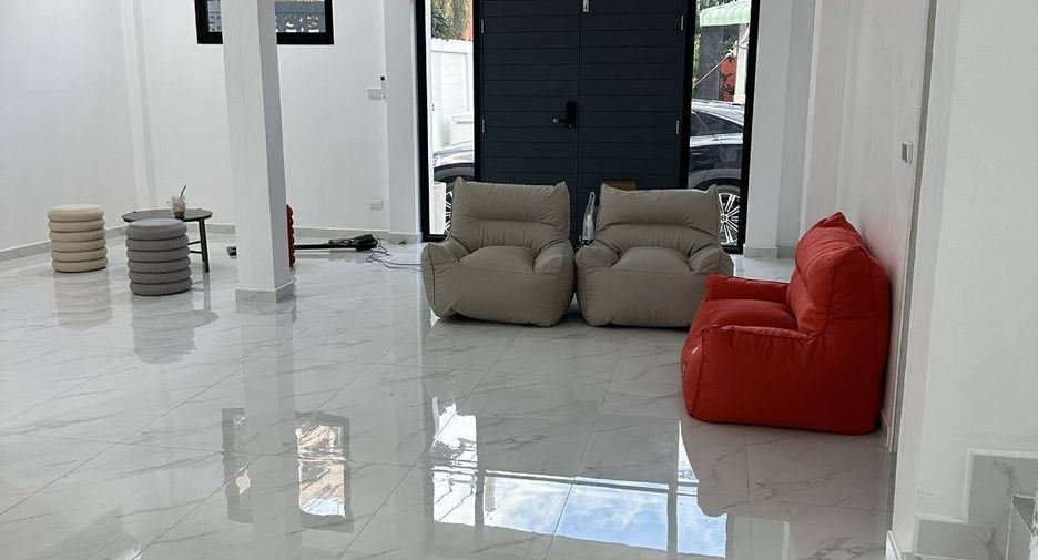 À vendre et à louer 4 chambres villa à Bang Lamung, Chonburi