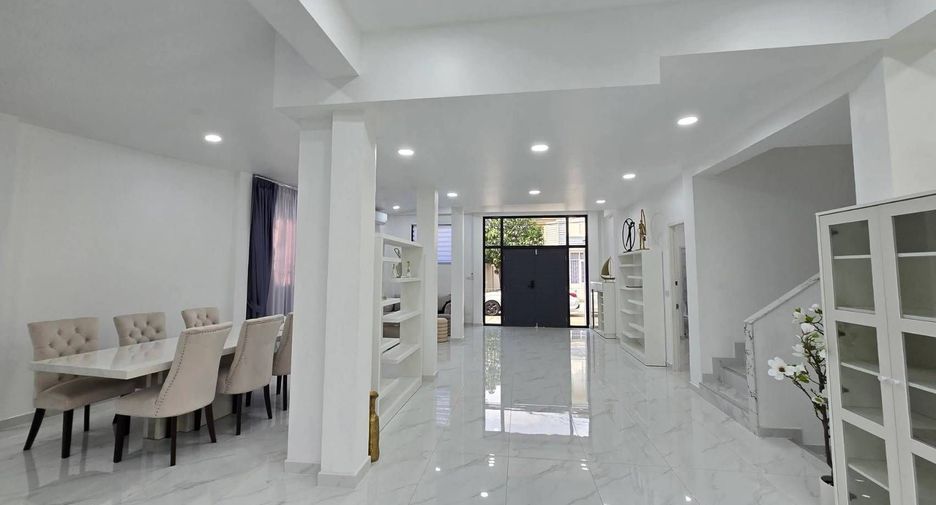 À vendre et à louer 4 chambres villa à Bang Lamung, Chonburi