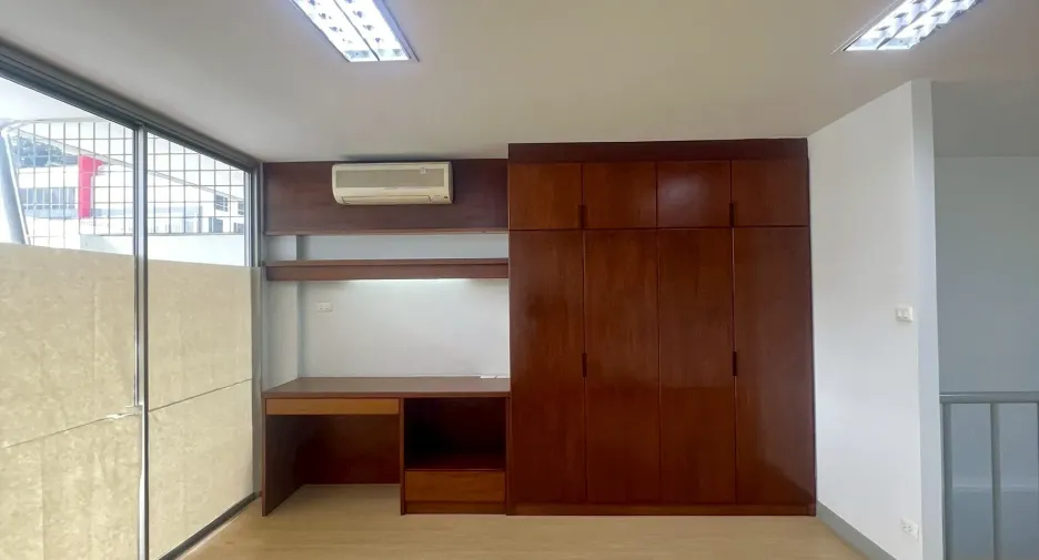 For rent office in Khlong Toei, Bangkok