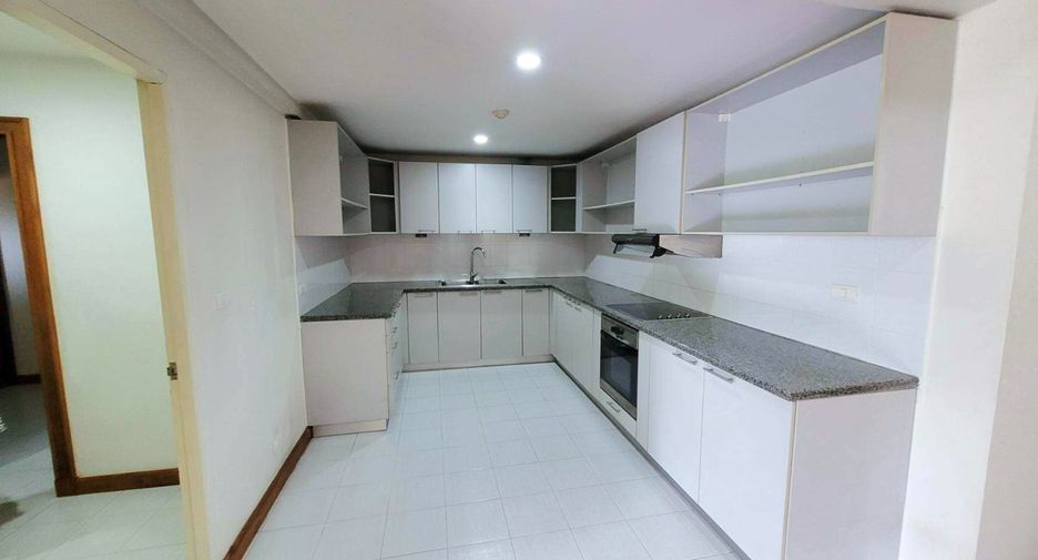 For rent 3 bedrooms condo in Pathum Wan, Bangkok