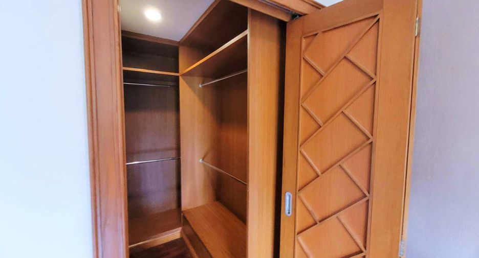 For rent 3 bedrooms condo in Pathum Wan, Bangkok