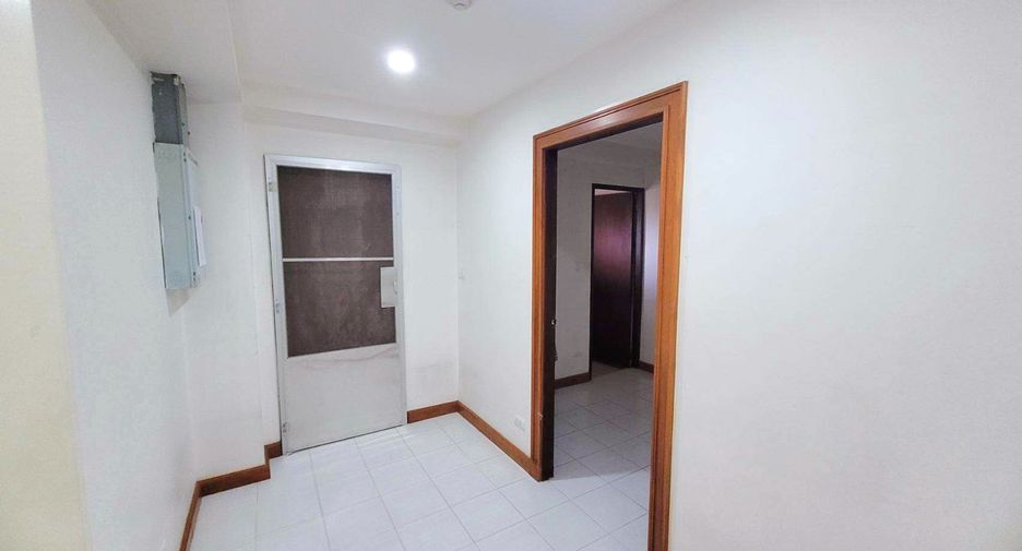 For rent 3 bedrooms condo in Pathum Wan, Bangkok