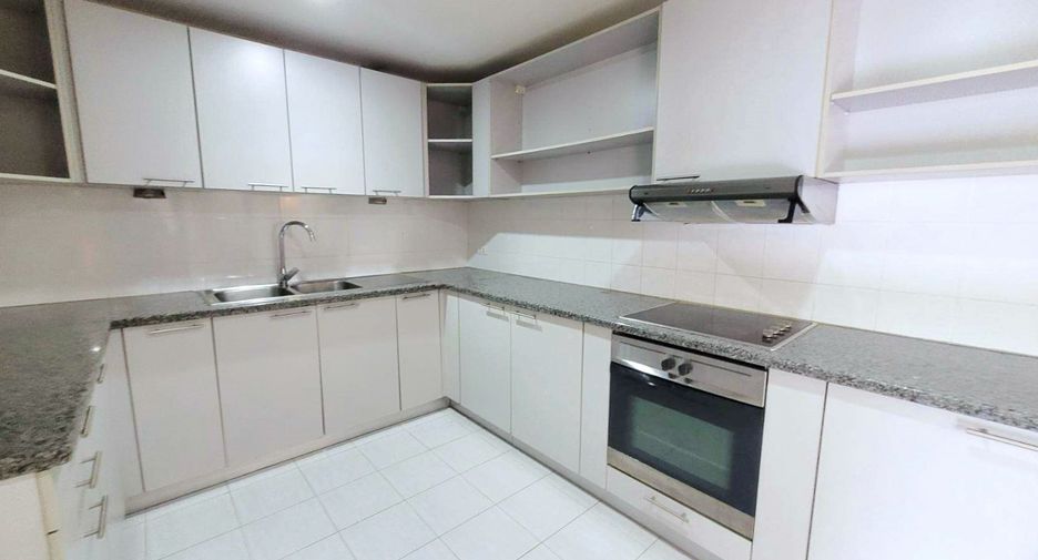 For rent 3 bedrooms condo in Pathum Wan, Bangkok