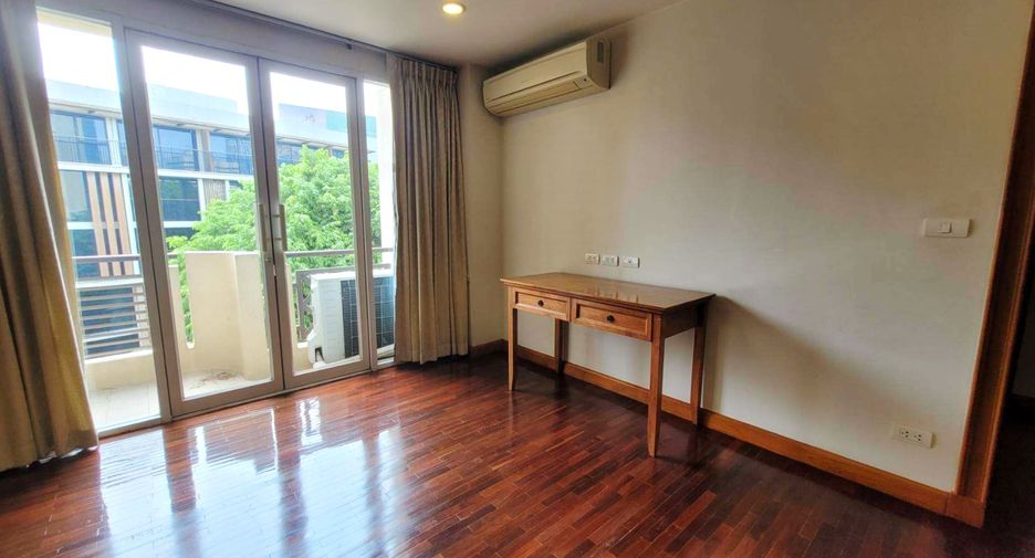 For rent 3 bedrooms condo in Pathum Wan, Bangkok