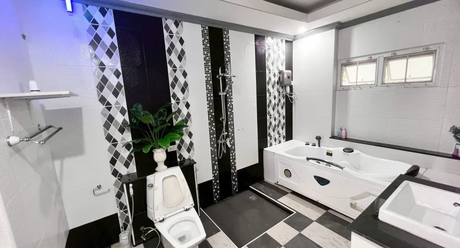 Casa en venta y en alquiler de 3 habitaciones en Mueang Chon Buri, Chonburi