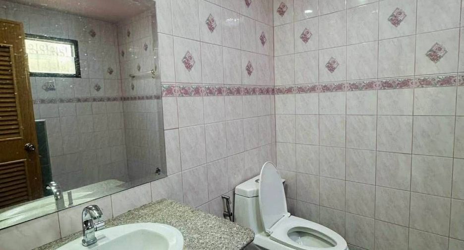 For rent 3 bedrooms villa in Bang Lamung, Chonburi