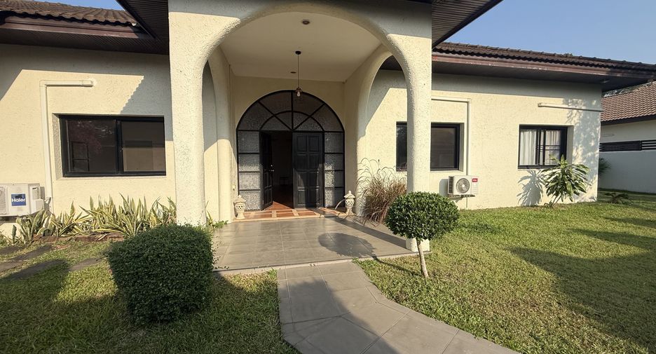 Casa en alquiler de 4 habitaciones en Bang Lamung, Chonburi