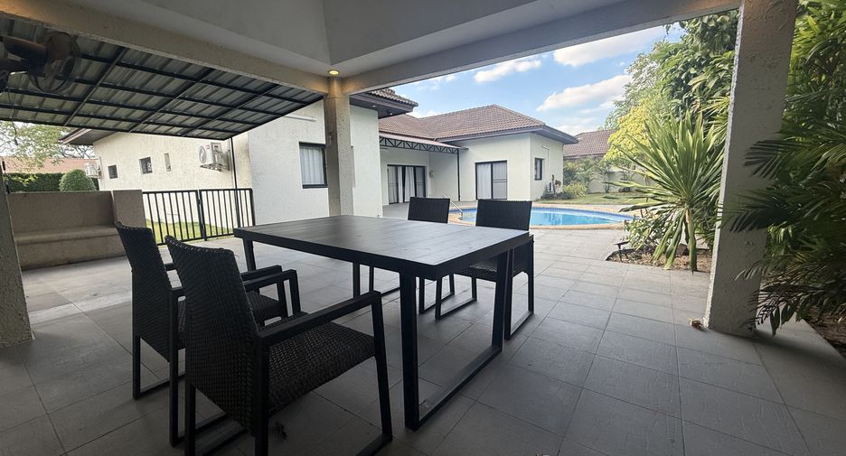 Casa en alquiler de 4 habitaciones en Bang Lamung, Chonburi