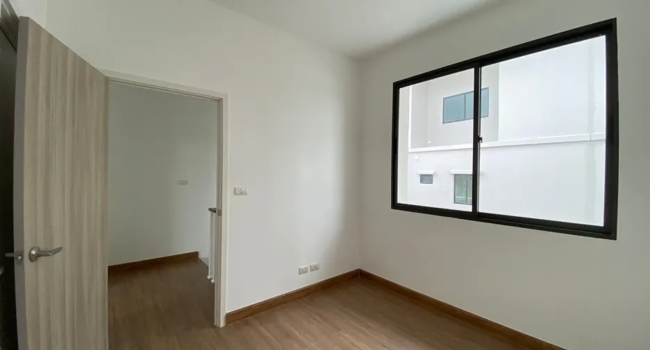 Продажа и аренда 3 спальни таунхаус в Лат Крабанг, Бангкок