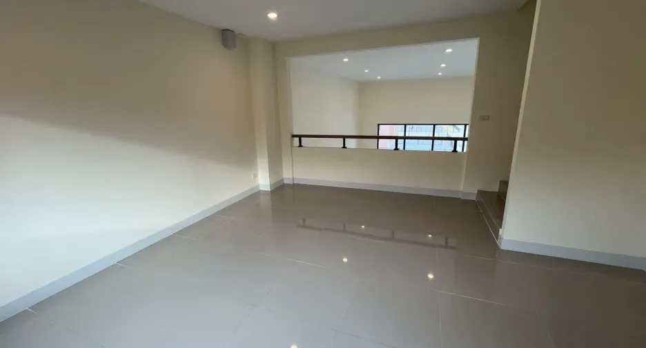 For sale 3 bedrooms retail Space in Bang Phli, Samut Prakan