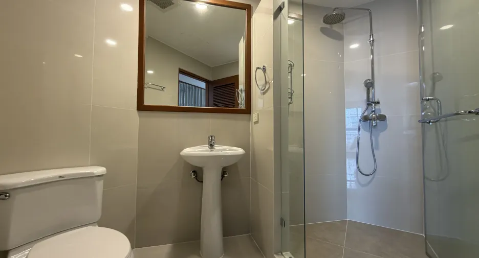 For rent 3 bedrooms apartment in Khlong Toei, Bangkok