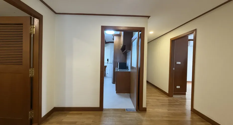 For rent 3 bedrooms apartment in Khlong Toei, Bangkok