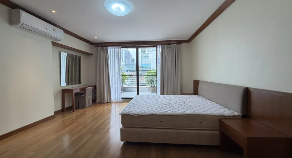 For rent 3 bedrooms apartment in Khlong Toei, Bangkok