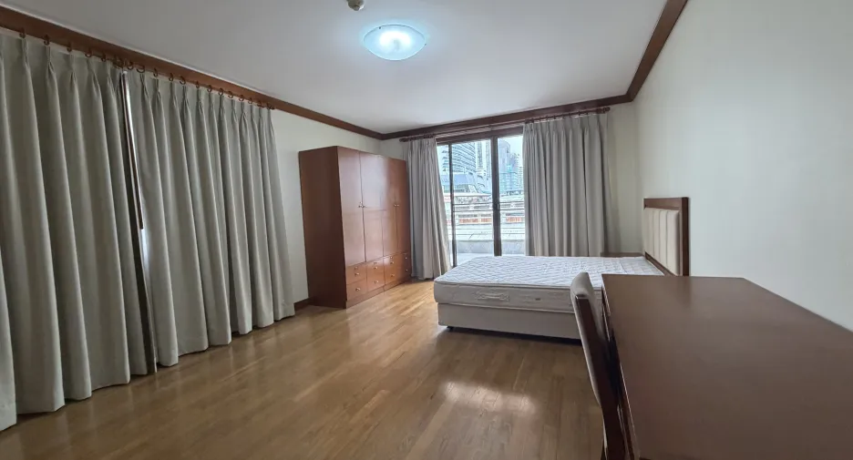 For rent 3 bedrooms apartment in Khlong Toei, Bangkok