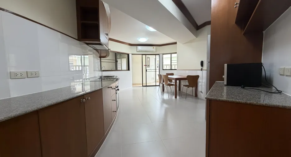 For rent 3 bedrooms apartment in Khlong Toei, Bangkok