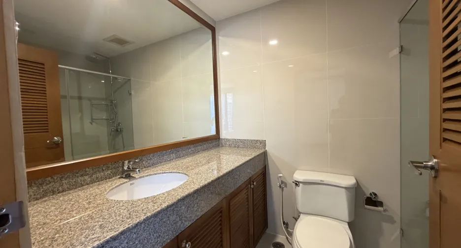 For rent 3 bedrooms apartment in Khlong Toei, Bangkok