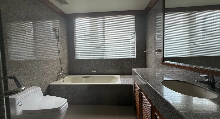 For rent 4 bedrooms apartment in Khlong Toei, Bangkok