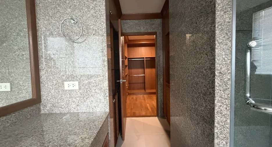 For rent 4 bedrooms apartment in Khlong Toei, Bangkok