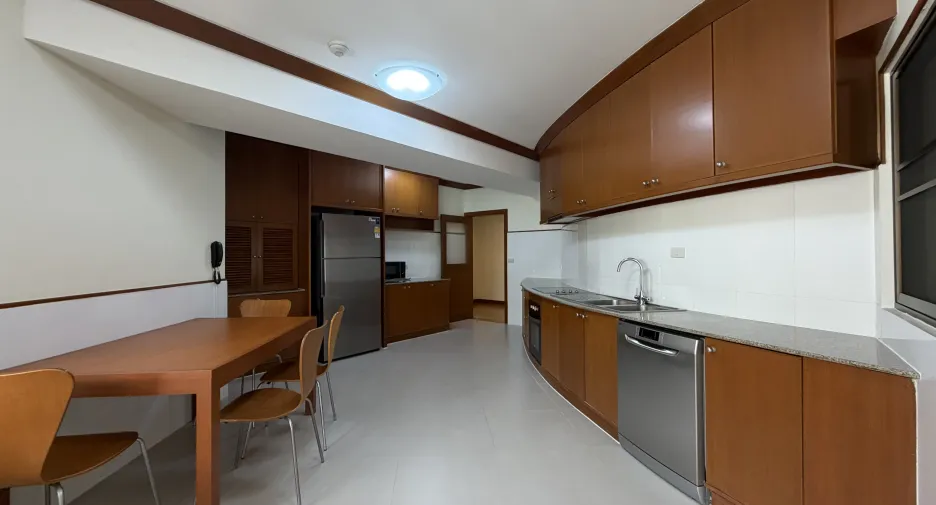 For rent 4 bedrooms apartment in Khlong Toei, Bangkok