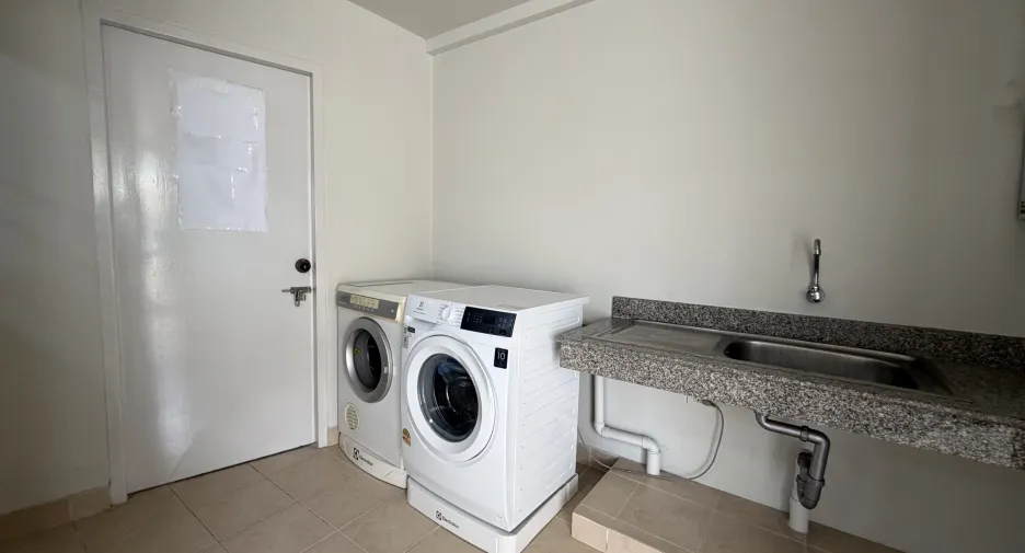 For rent 4 bedrooms apartment in Khlong Toei, Bangkok