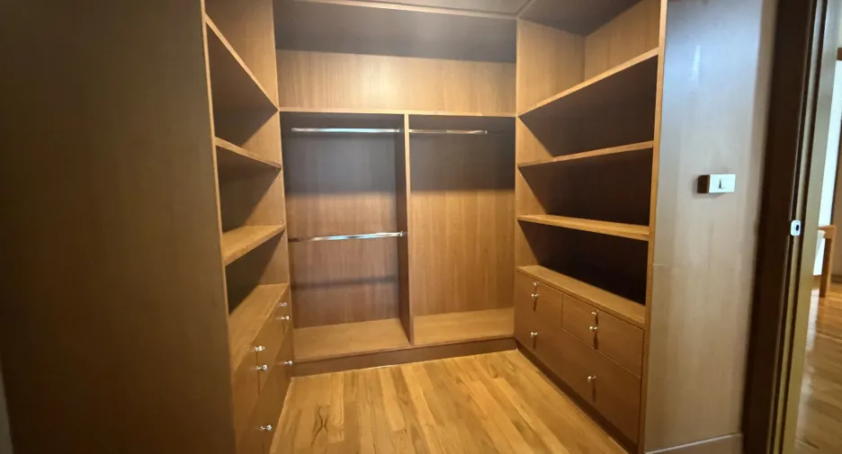 For rent 4 bedrooms apartment in Khlong Toei, Bangkok