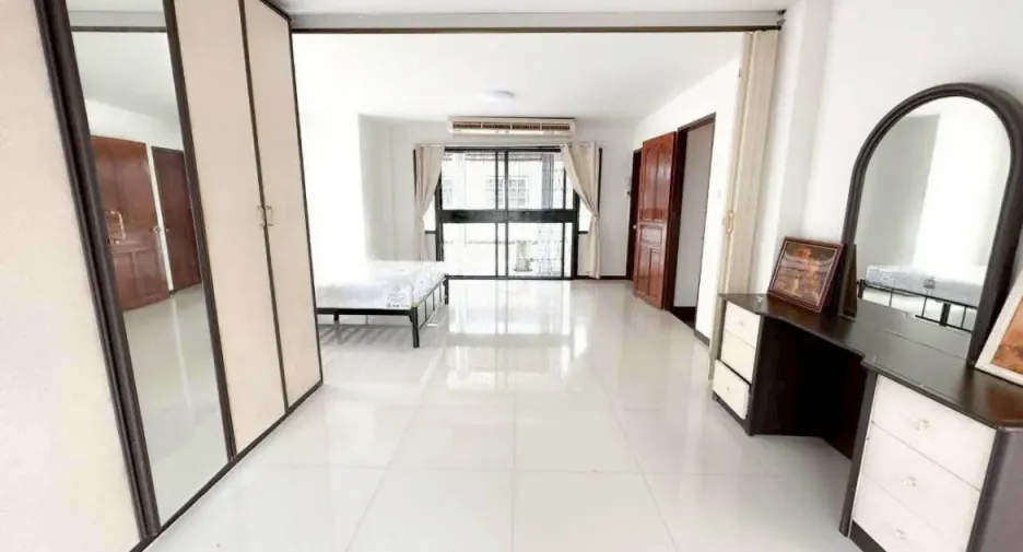 出租 5 卧室 独立屋 在 Phra Khanong, 曼谷