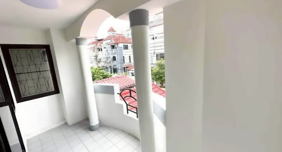 出租 5 卧室 独立屋 在 Phra Khanong, 曼谷