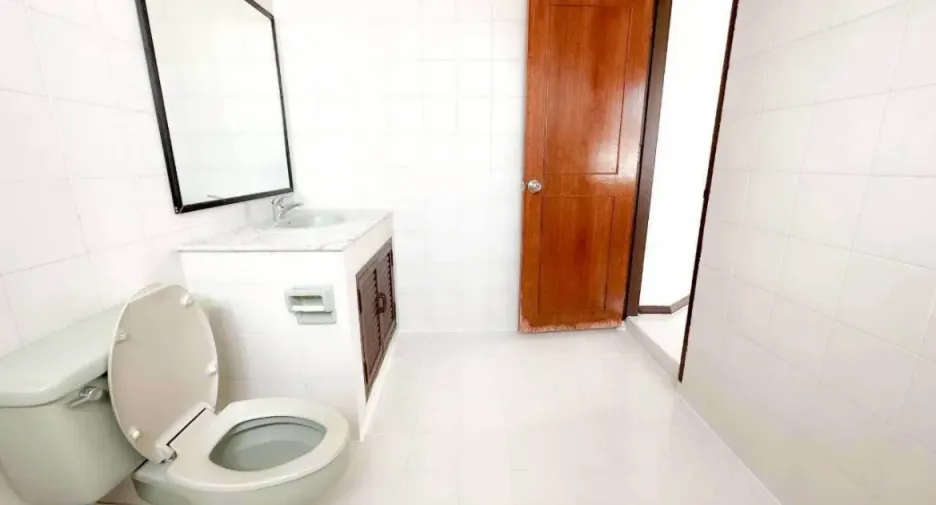 出租 5 卧室 独立屋 在 Phra Khanong, 曼谷
