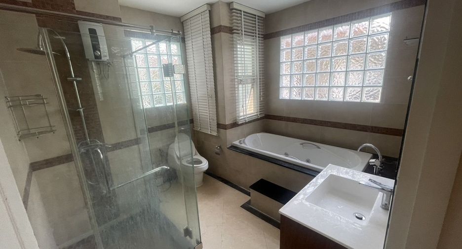 For rent 5 bedrooms house in Khan Na Yao, Bangkok